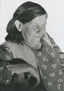 876658 Portret van een toneelspeelster, een bewoonster van Wijk C, in een onbekend toneelstuk opgevoerd door het ...